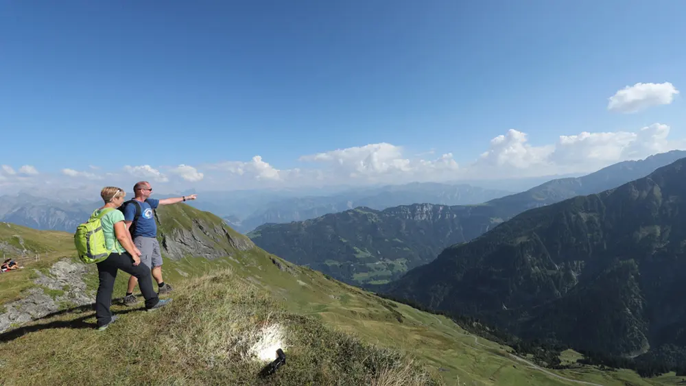 Wanderer auf dem Pizol Panorama Höhenweg