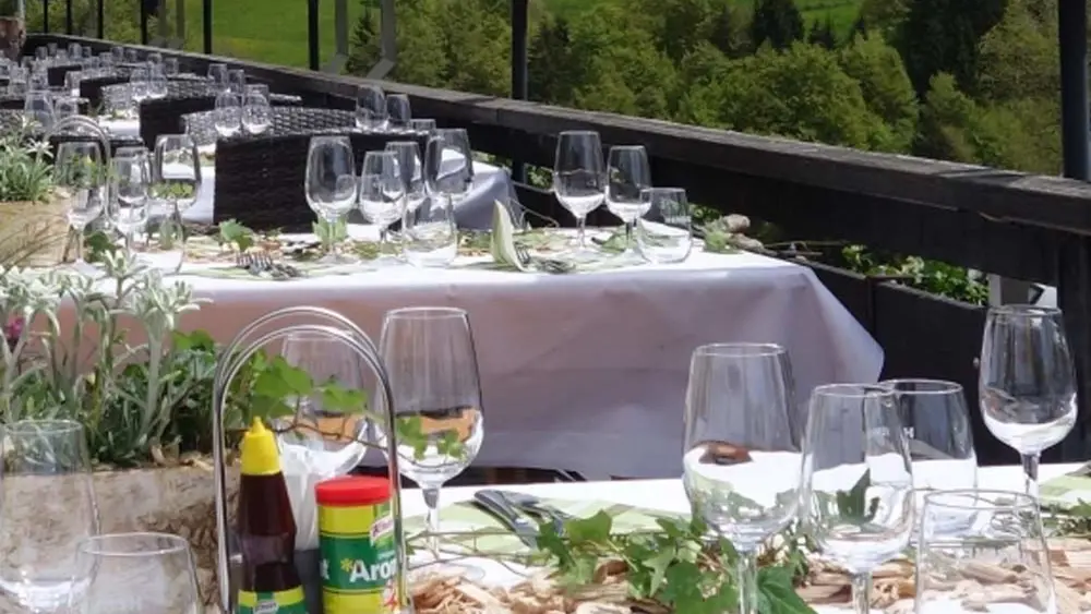 Eingedeckte Tische auf der Terrasse des Hotelrestaurants Habkern