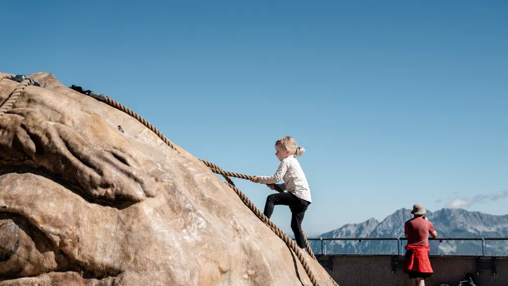 Wandern auf der Kleinen Salve mit Blick auf die Hohe Salve