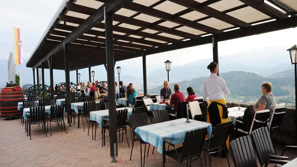 Panorama-Terrasse auf der Burg Landskron