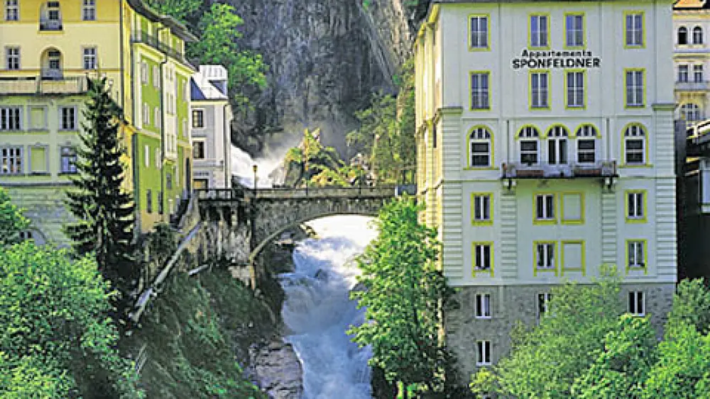 Blick auf den Gasteiner Wasserfall im Zentrum von Bad Gastein