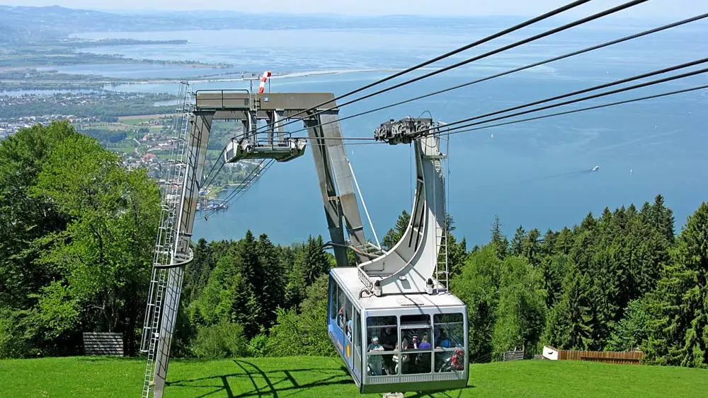 Gondel der Pfänderbahn bei der Auffahrt zum Gipfel