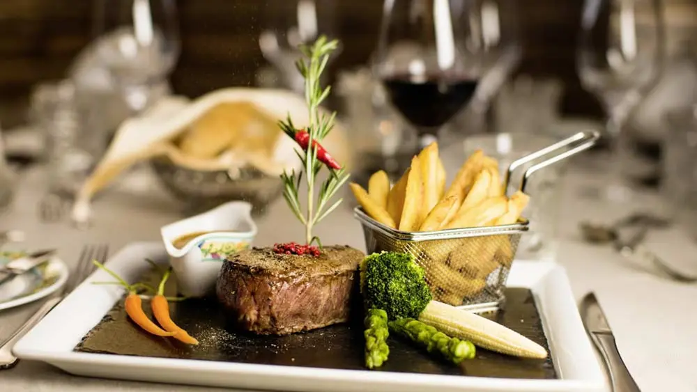 Rindersteak mit Pommes und Garnitur im Neuhaus in Saalbach
