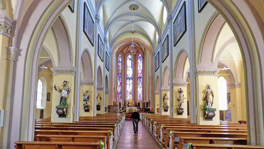Das Innere der Pfarrkirche Mariä Himmelfahrt in Radstadt