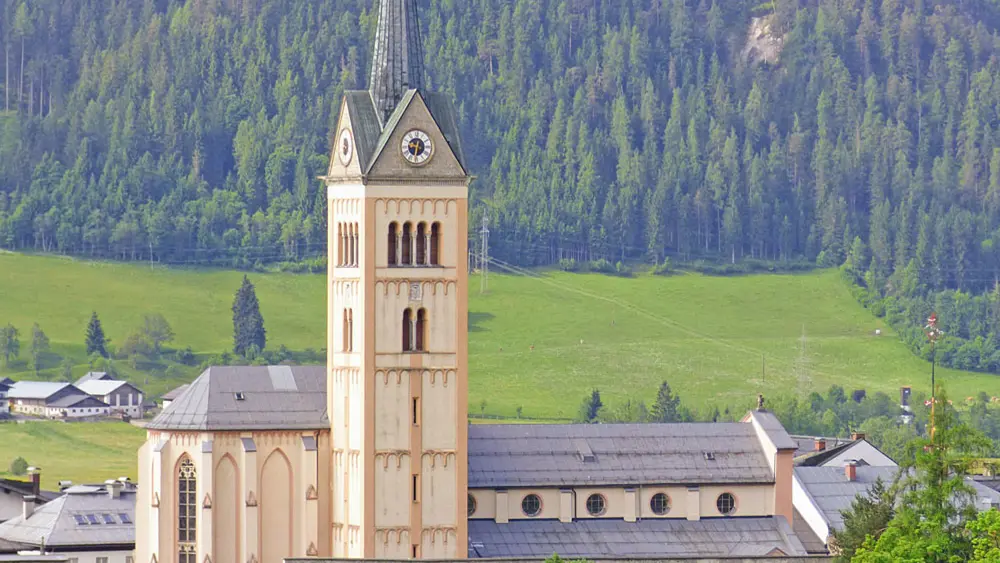 Blick auf die Pfarrkirche Mariä Himmelfahrt in Radstadt