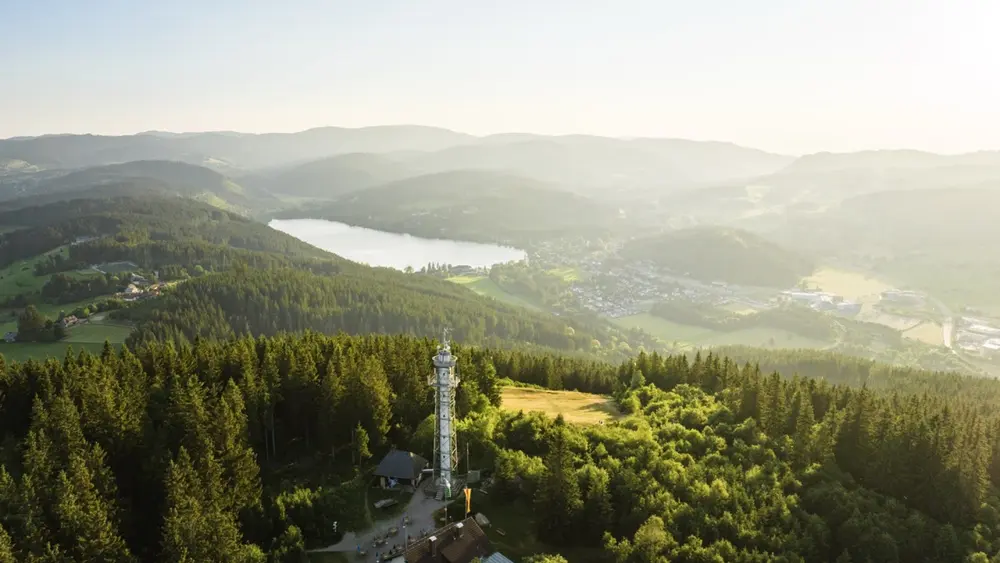 Blick auf den Hochfirstturm und den Titisee