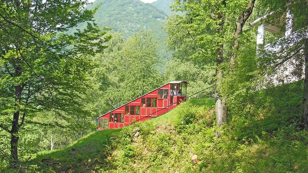 Die Standseilbahn auf dem Weg zum Gipfel des Monte Brè