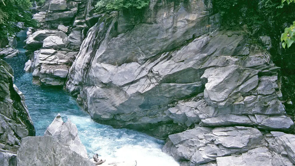 Blick auf den Verzasca-Fluss in der Verzascaschlucht im Tessin