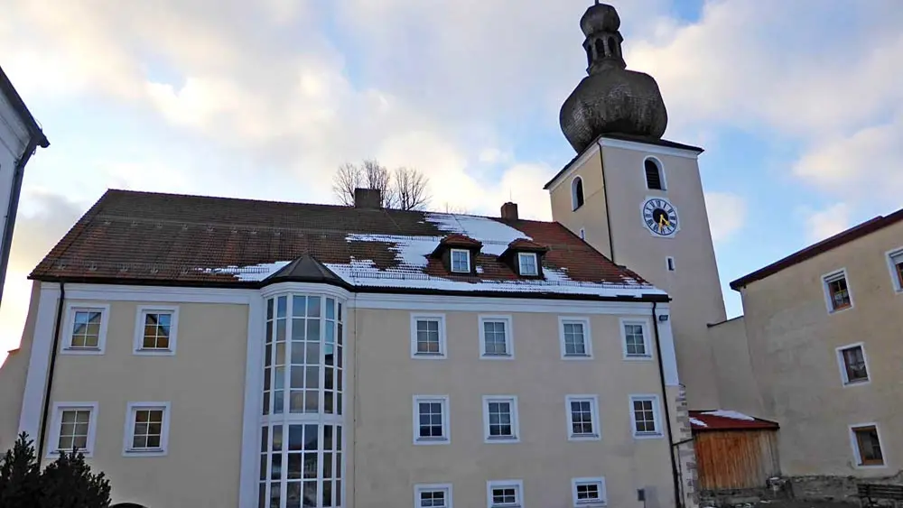 Fassade des Wallfahrtsmuseums Neukirchen am Marktplatz