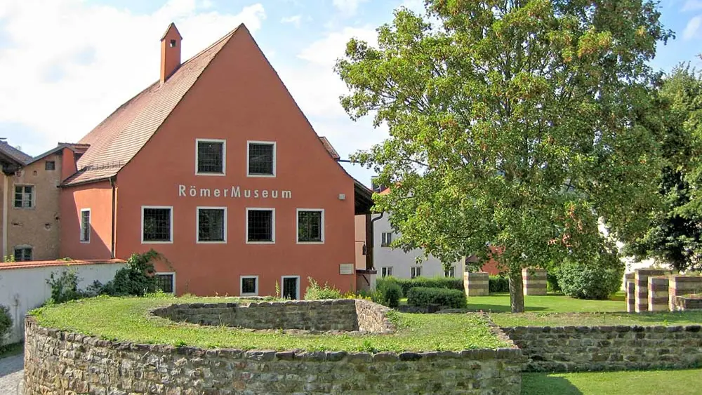 Fassade des Römermuseums Kastell Boiotro in Passau