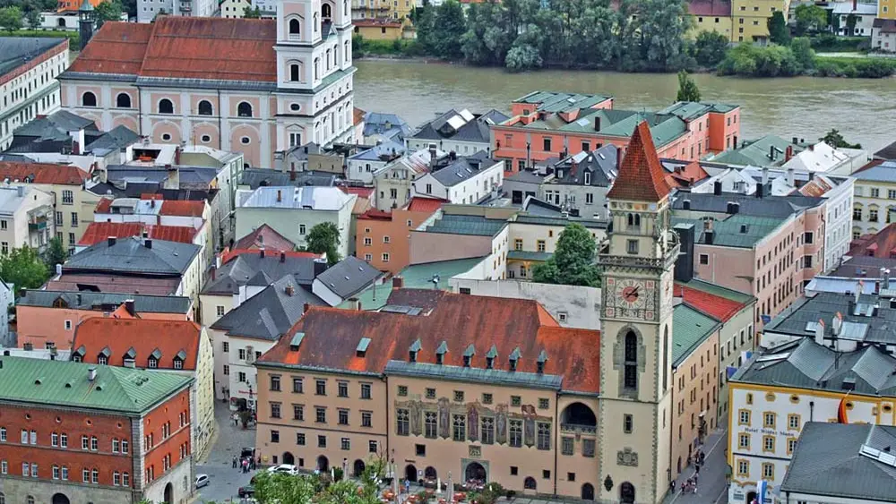Luftaufnahme des Alten Rathauses in Passau