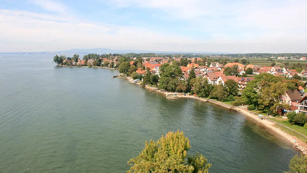 Blick vom Schlossturm Montfort über Langenargen und den Bodensee