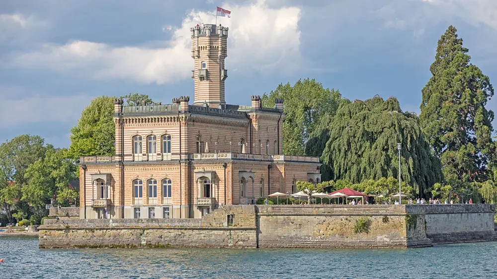 Blick auf Schloss Montfort in Langenargen am Bodensee
