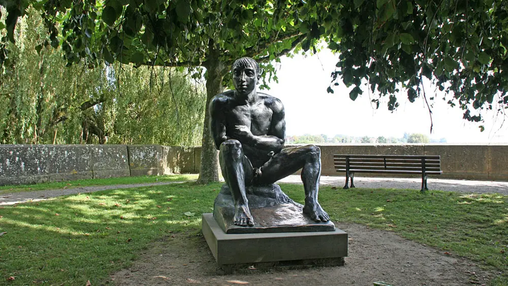 Grzimek-Statue im Park von Schloss Montfort in Langenargen
