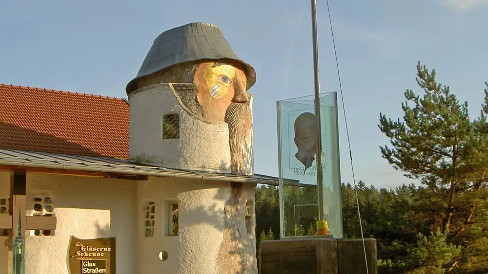 Turm und Eingang der Gläsernen Scheune in Viechtach