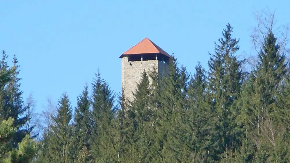 Bergfried der Burgruine Altnußberg