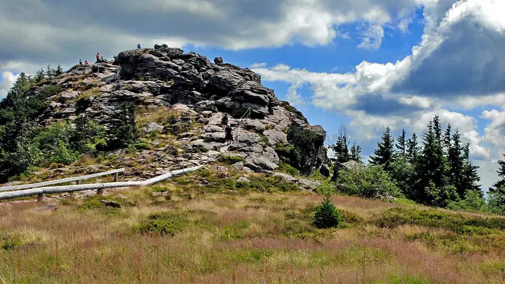 Wanderer auf dem Gipfel des Großen Arbers