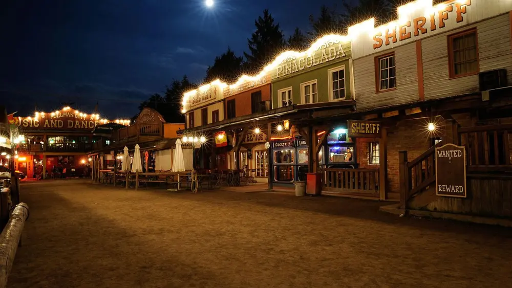 Die Main Street bei Nacht