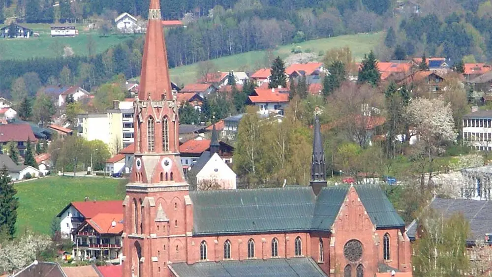 Blick auf die Stadtpfarrkirche St. Nikolaus in Zwiesel