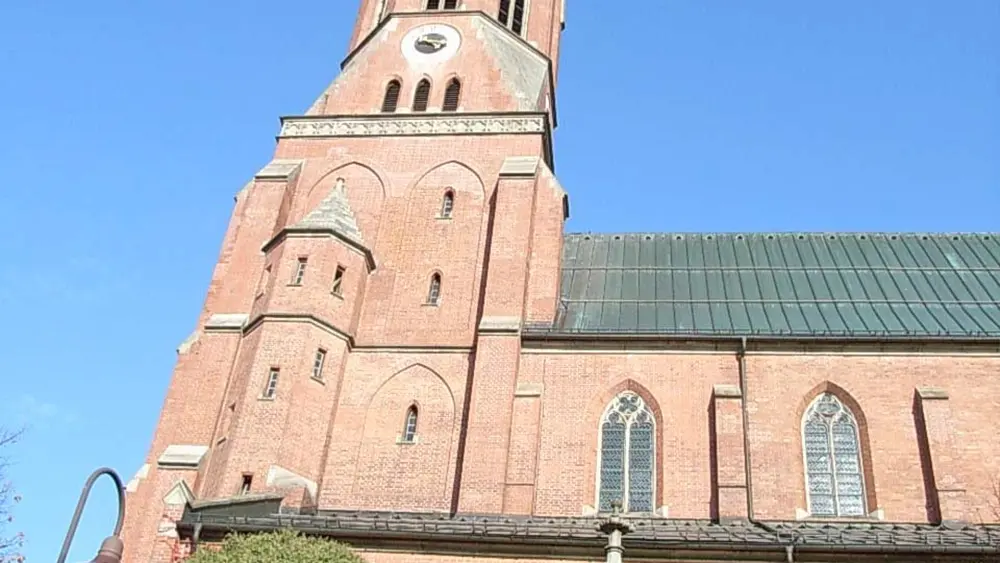 Blick von unten auf den 86 m hohen Kirchturm von St. Nikolaus