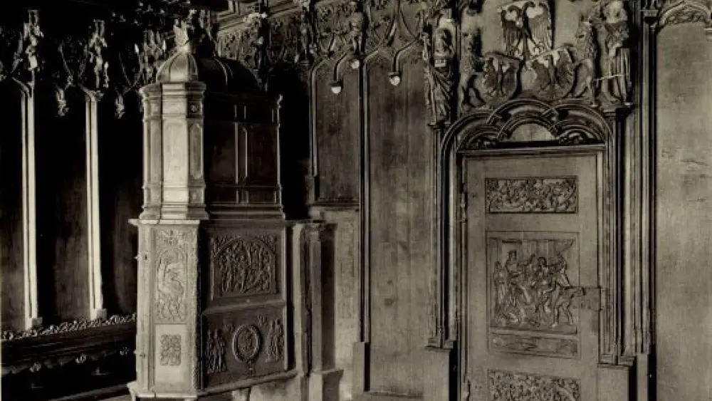 Blick auf die Täfelungen und Skulpturen im Überlinger Rathaussaal