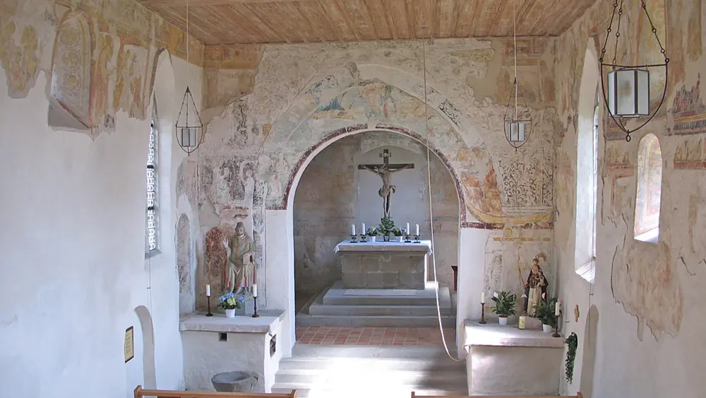 Blick auf den Altar und die Wandmalereien der Silvesterkapelle in Überlingen