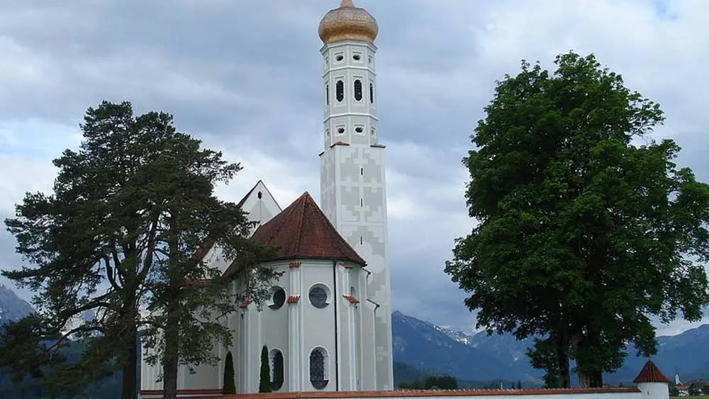 Die Wallfahrtskirche St. Coloman liegt im freien Feld zwischen Schwangau und dem Tegelberg