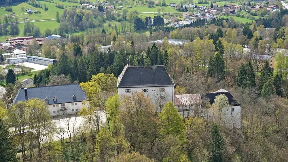 Luftaufnahme von Schloss Wolfstein in Freyung