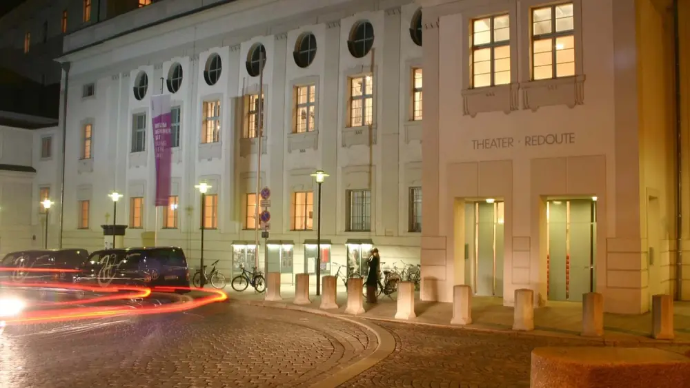 Theater Redoute Passau Außen bei Nacht