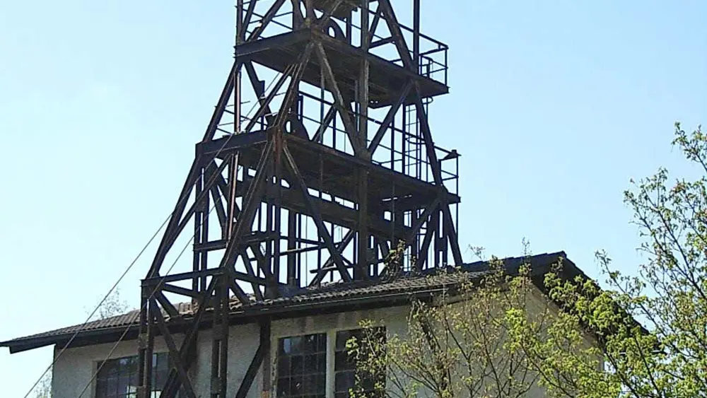 Förderturm im Besucherbergwerk Kropfmühl in Hauzenberg