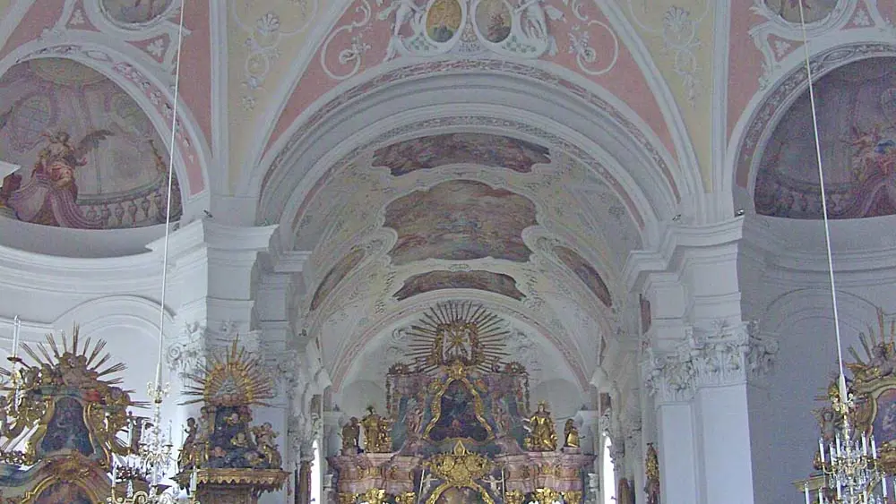 Blick in den Innenraum der Pfarrkirche St. Johannes Baptist in Rinchnach