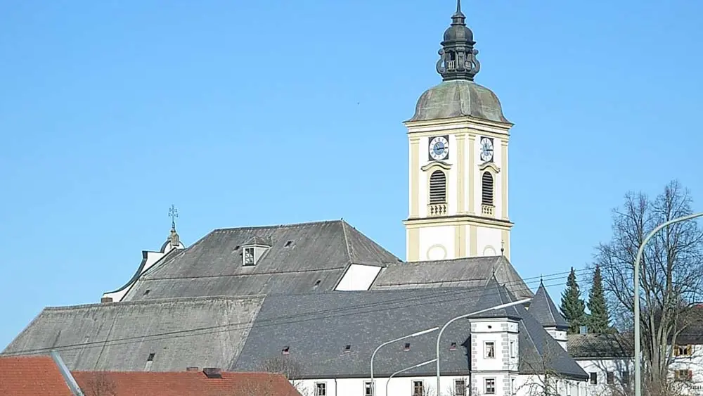 Blick auf die ehemalige Klosterkirche St. Johannes Baptist in Rinchnach