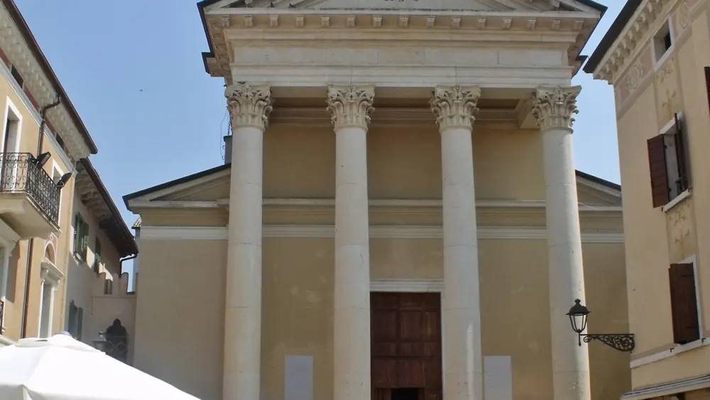 Blick auf die Kirche San Nicolò in Bardolino