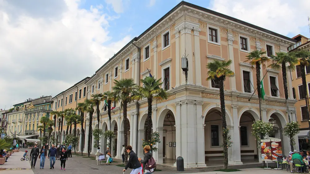Blick auf den Palazzo del Podestà in Salò