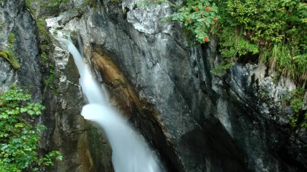 Blick auf den Wasserfall Tatzlwurm