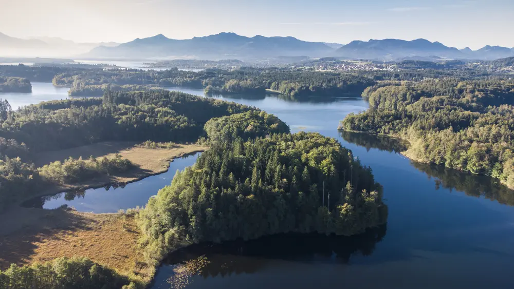 Blick vom Berg Hochries auf den Chiemsee