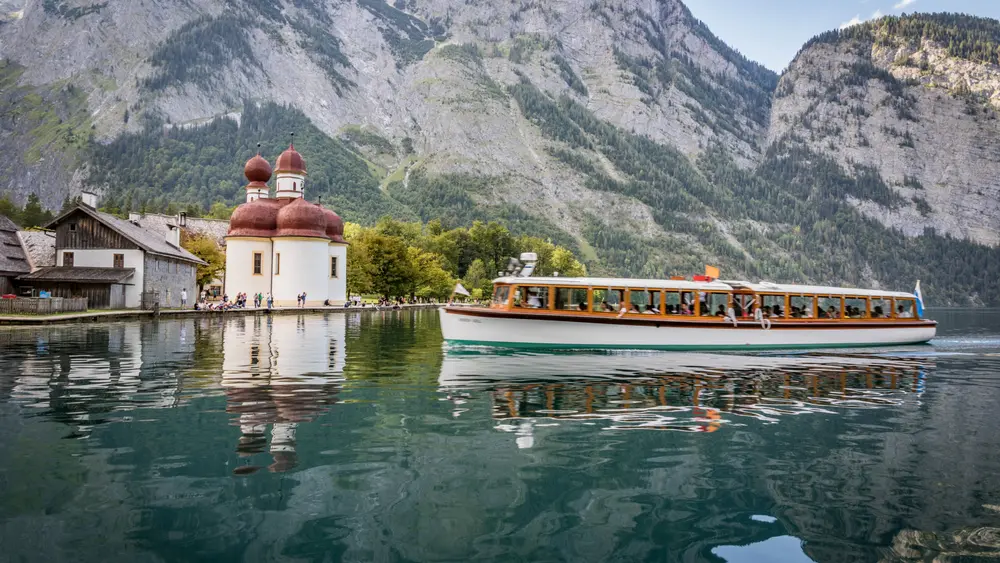 Ein Elektro Boot der Königssee Schiffahrt vor Bartholomä