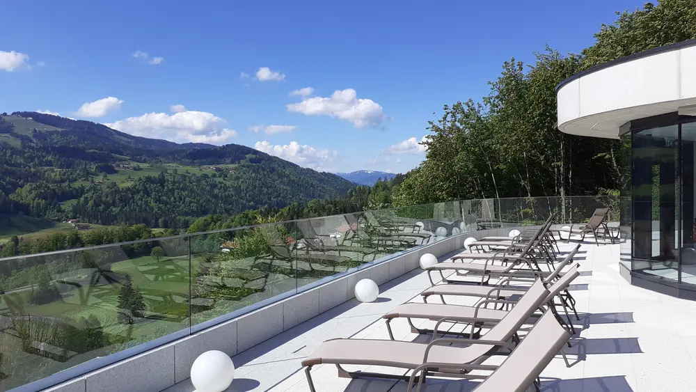 Die Sonne genießen in der Saunapause