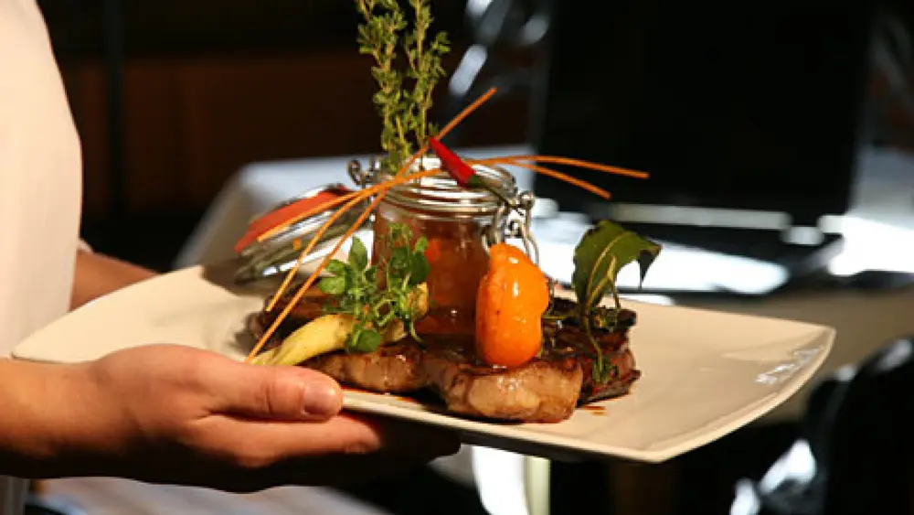 Mit Kräutern angerichtetes Steak im Steakhaus Schusterhäusl in Flachau