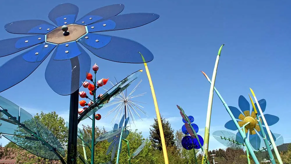 8 m hohe Glasblumen im Joska Glasparadies in Bodenmais