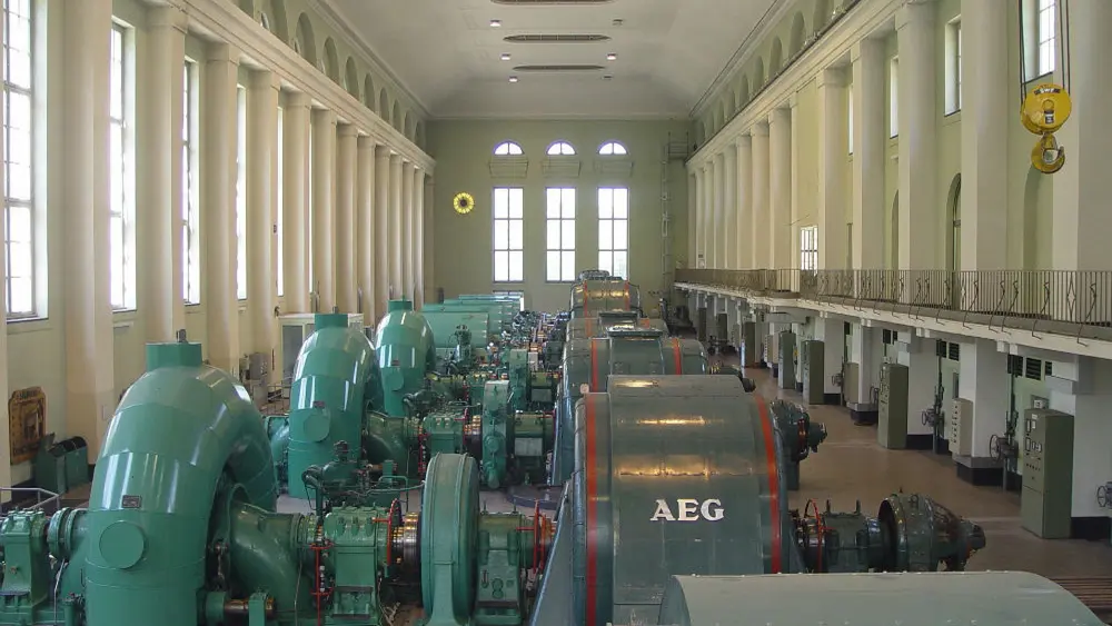 Blick in die Maschinenhalle des Erlebniskraftwerks Walchensee in Kochel am See