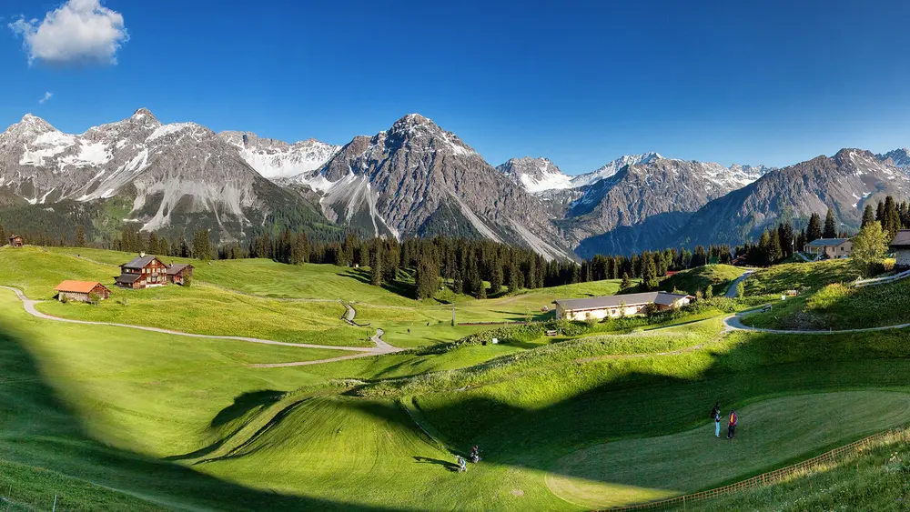 Der hochalpine Platz in Arosa verspricht aussichtsreiches Golfvergnügen