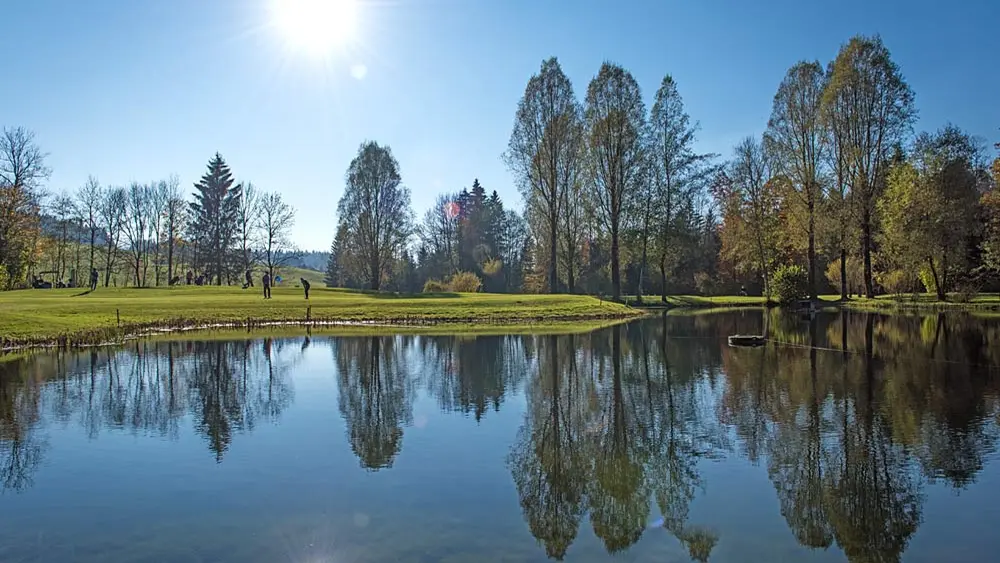 Golfer an einem Teich im Golf-Park Bregenzerwald in Riefensberg