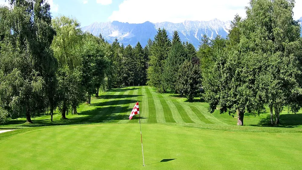 Blick auf Loch 8 des Golfclubs Innsbruck-Igls in Lans
