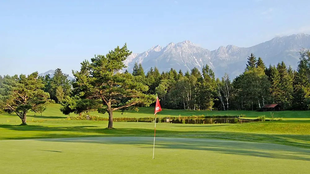 Blick auf Loch 9 des Golfclubs Innsbruck-Igls in Lans