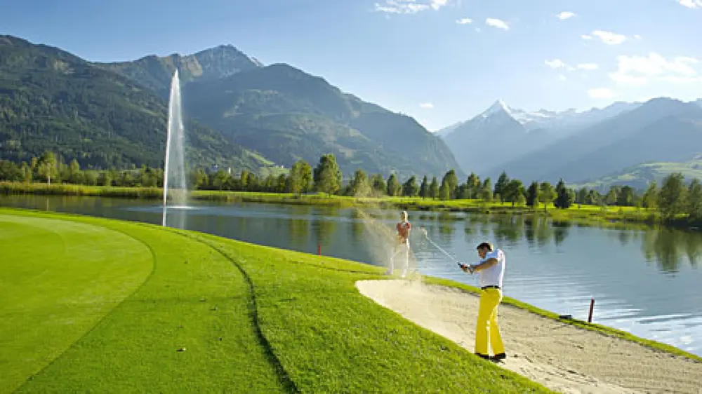 Ein Golfer auf der 18-Loch-Anlage des Golfclubs Zell am See-Kaprun