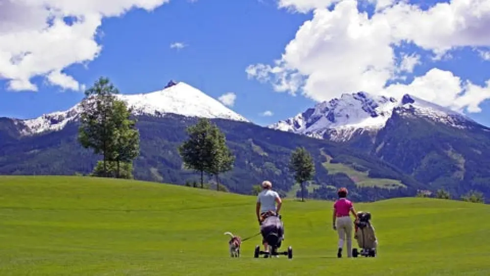 Spieler auf einem Green im Golf Club Gastein in Bad Gastein