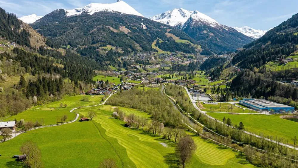 Golfplatz mit schneebedecktem Graukogel