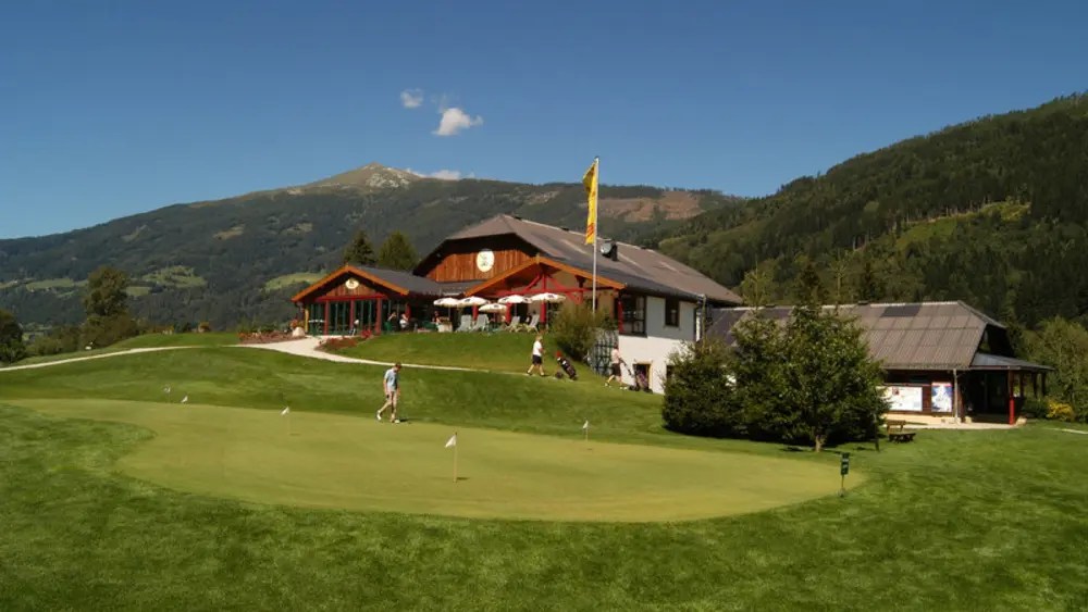 Loch auf dem Golfplatz Lungau