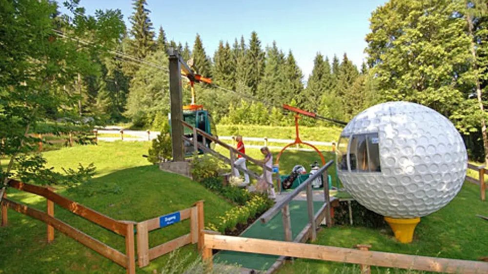 Golfer steigen in die Gondelbahn Birdie Jet ein auf dem Golfclub Radstadt